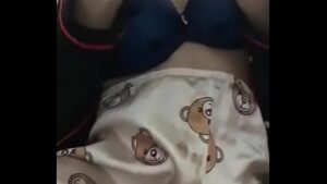 Em cởi đồ tự thẩm móc dâm vãi