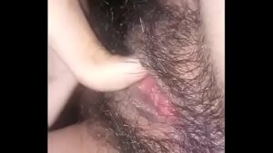 Nghịch bím cô em lồn lông dâm quá trời