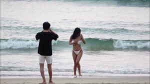 Quay lén mấy em mặc bikini bên bãi biển