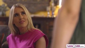 Mới ra đời đã bị sếp nữ gạ gẫm